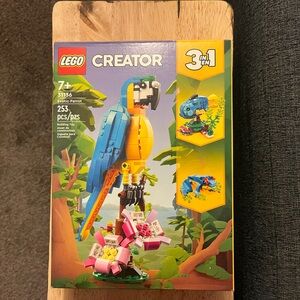 LEGO Creator 3-in-1 Colorful Parrot Set